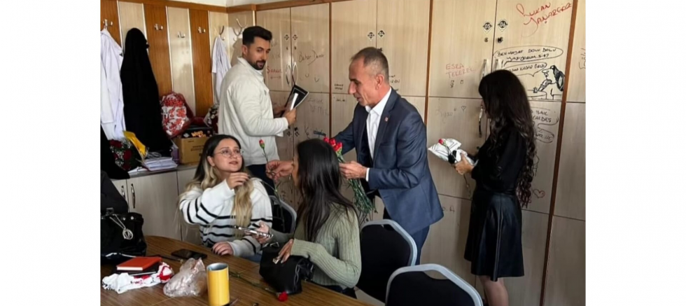 CHP Oğuzeli İlçe Başkanı Seydi Ahmet Keleş: “Başöğretmen Atatürk’ün Aydınlattığı Yolda Emek Veren Tüm Öğretmenlerimizin Öğretmenler Günü Kutlu Olsun” - GÜNDEM - İnternetin Ajansı